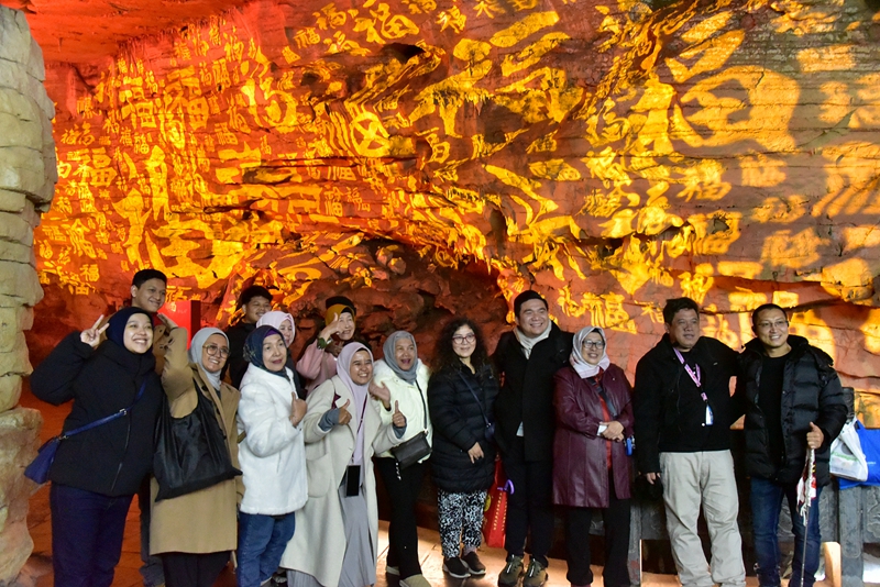 黃龍洞景區(qū)春節(jié)活動(dòng)精彩啟幕，中外文化交融共譜新春樂(lè)章