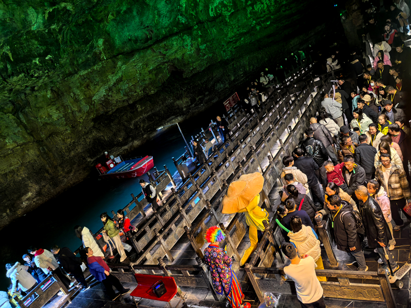 黃龍洞景區(qū)有序應(yīng)對(duì)客流高峰，近萬(wàn)中外游客共享“潮玩中國(guó)年”